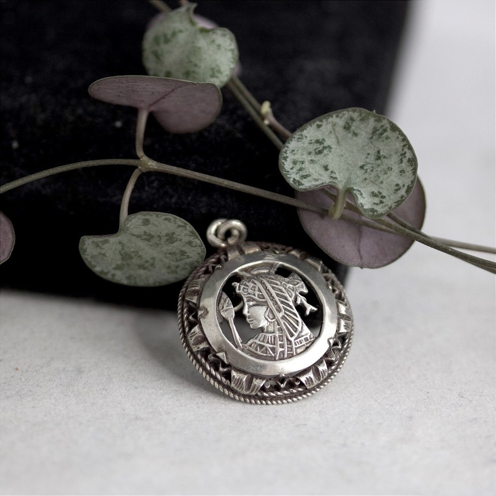 VTG Sterling Silver Egyptian Pharaoh Queen Cutout Circular Pendant Charm 925
